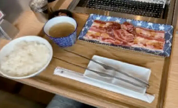 焼肉定食の様子(生肉とご飯)